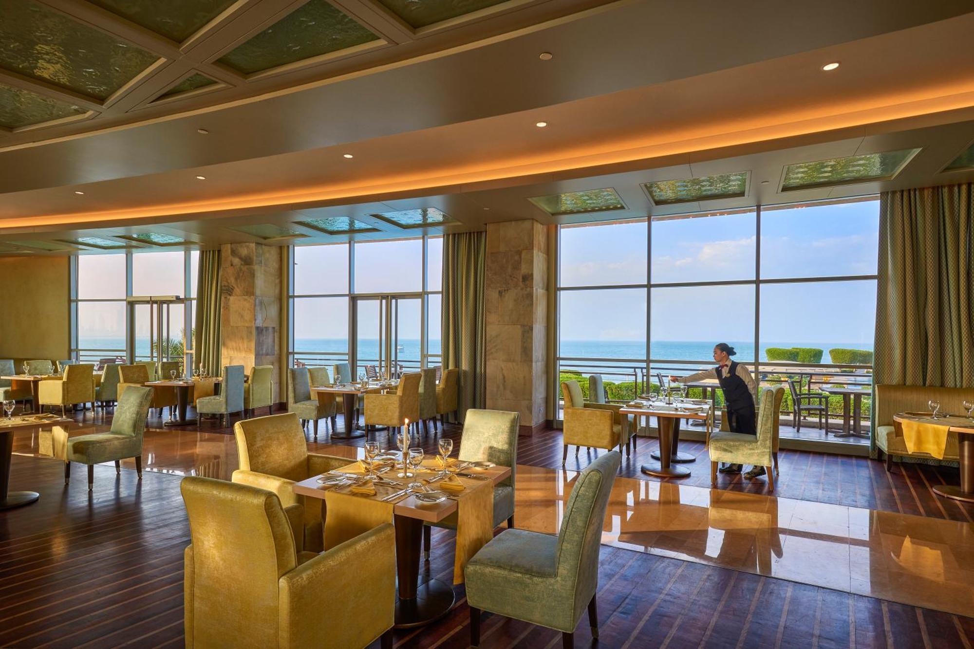 Marina Hotel Kuwait City Exterior foto The restaurant
